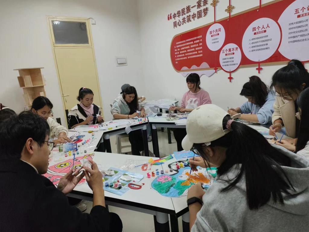 纸鸢舞晴空，艺术润社区——我校“一站式”学生社区成功举办纸鸢艺术体验活动